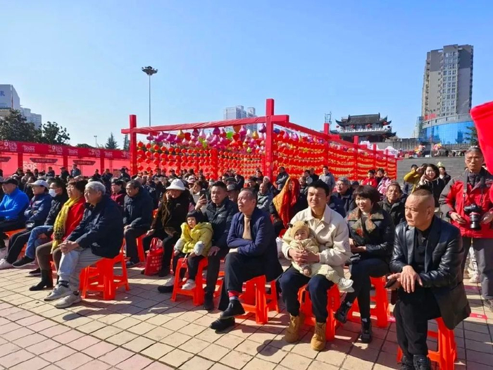 锣鼓铿锵戏韵悠扬陕西安康金州广场传统戏曲展演受热捧