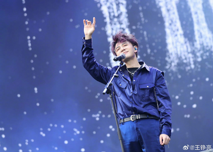 这个紫发这个状态!是46岁的王铮亮?