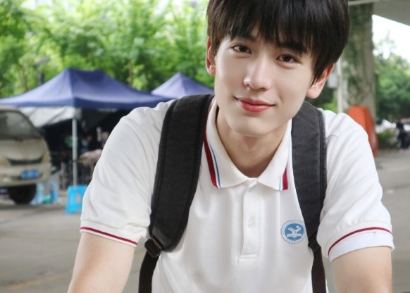 张凌赫大学时期照片曝光,网友惊呼:这个胖子是谁啊?