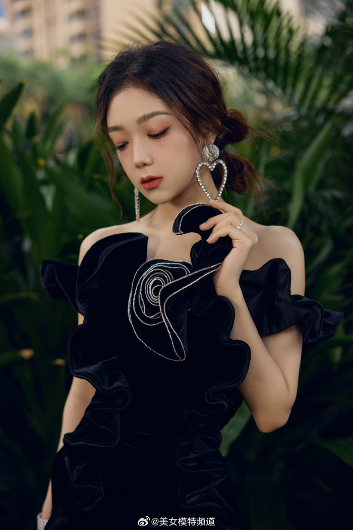 希林娜依高黑色魅力写真