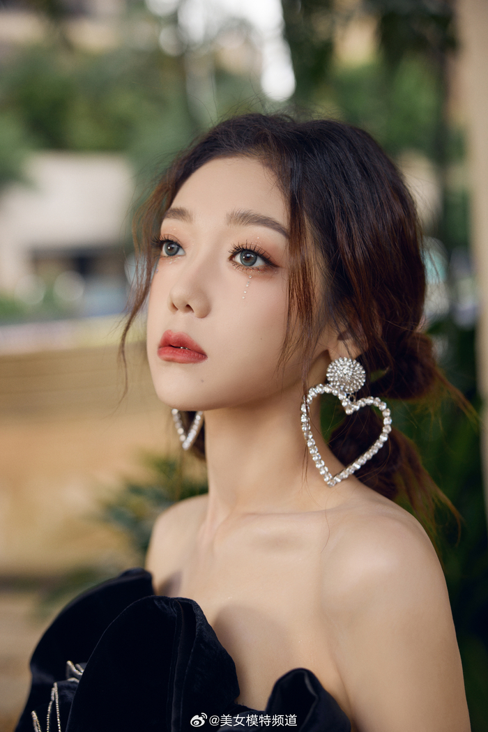 希林娜依高黑色魅力写真