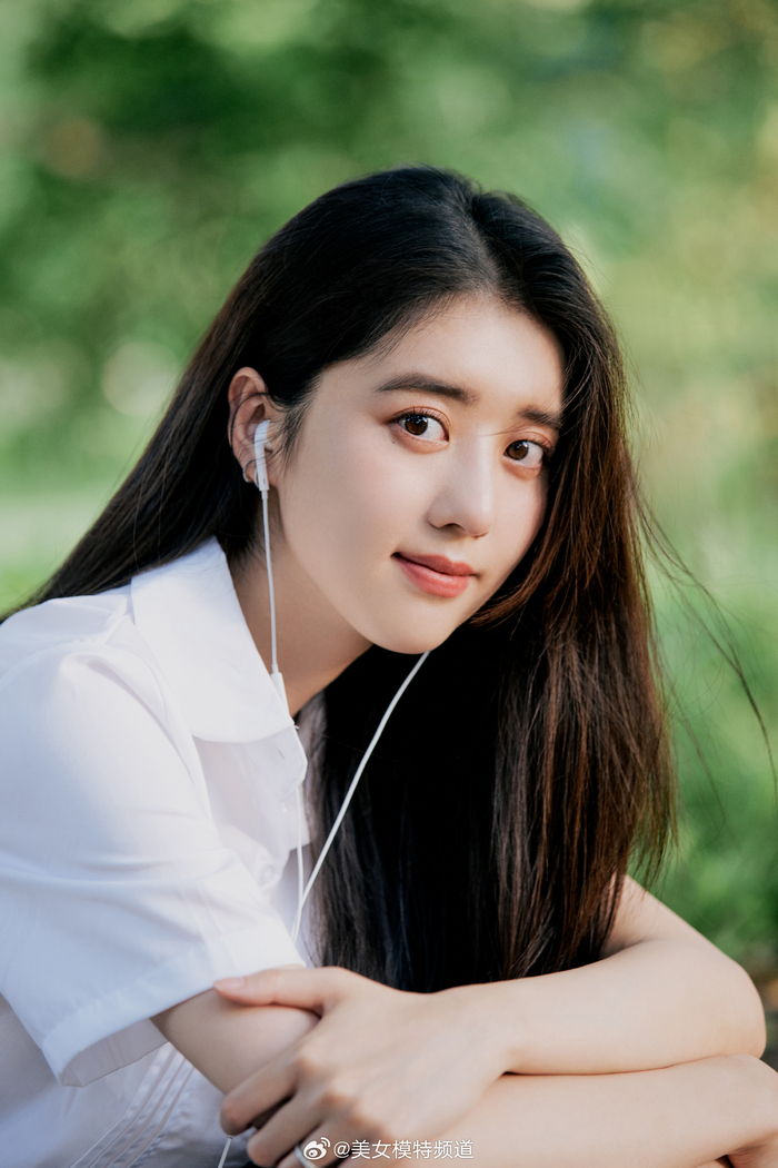 李凯馨轻柔校园少女风写真