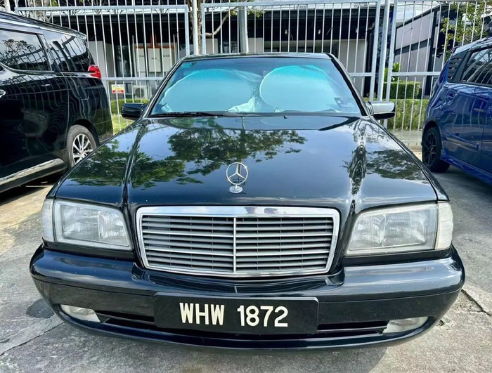 个平行的排气管三菱 第四代 mirage掀背本田s2000爆改本田思域和city