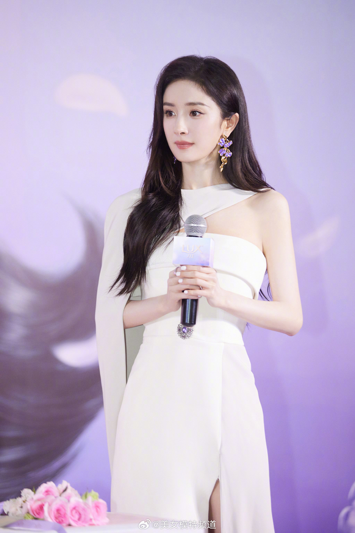 杨幂花香甜美写真