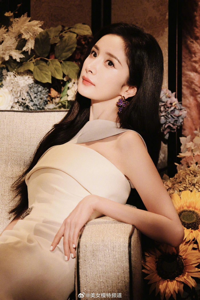 杨幂花香甜美写真