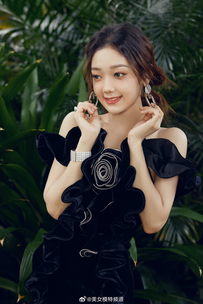 希林娜依高黑色魅力写真