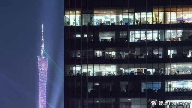 晚点周末丨在终极问题一个个都浮上来的时刻,人可以依靠什么?