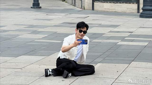 自从与柯佳嬿搭档主演电视剧《想见你》,与林柏宏合作主演跨题材和