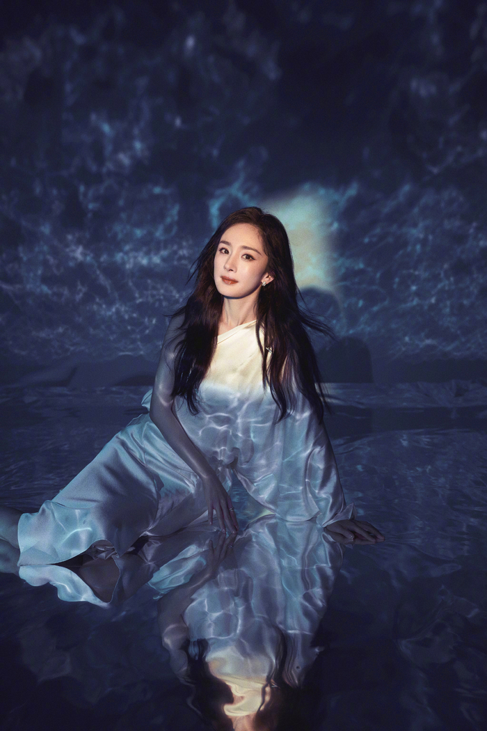 杨幂水波纹大片,好美好清透,这是深海里的人鱼公主吧