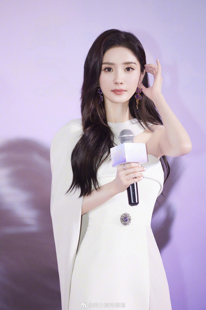 杨幂花香甜美写真