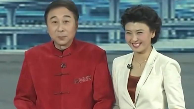 49岁闫学晶穿水手服吃饭,皱纹好显老,被冯巩说"又刁又馋"