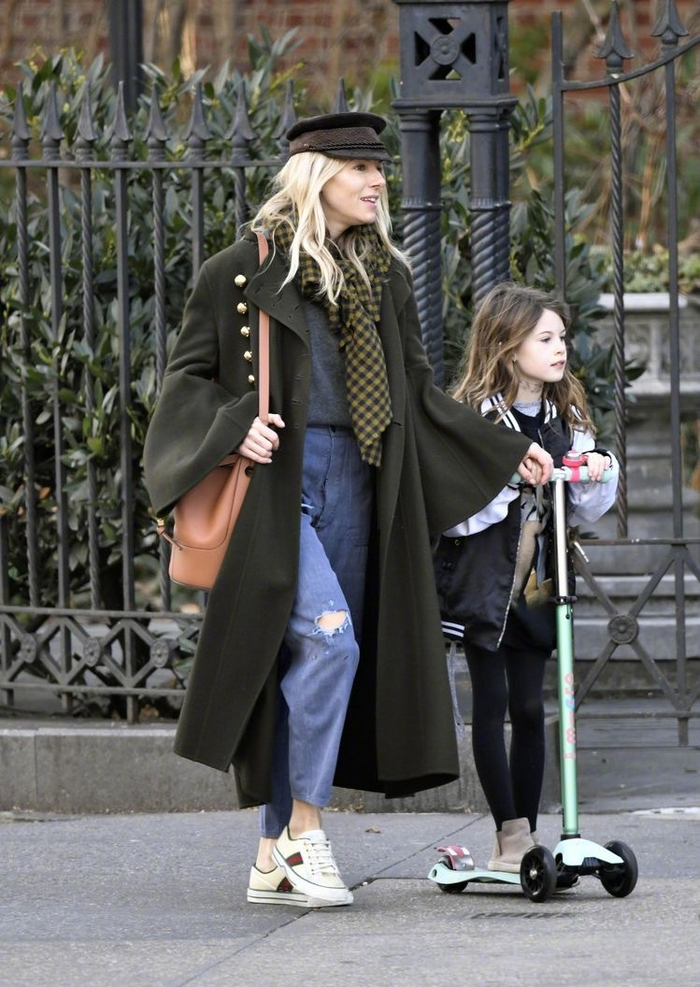 西耶娜米勒siennamiller与女儿marlowe的往日街拍