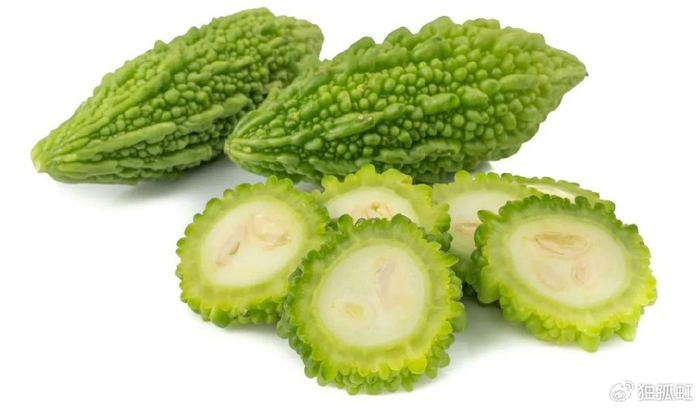 苦瓜,性寒,味苦,有清火消暑,明目解热的功效,适合在夏天烦热,口渴多饮