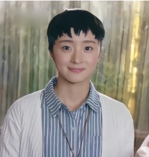 这还是那个戴草莓发夹的戚百草吗