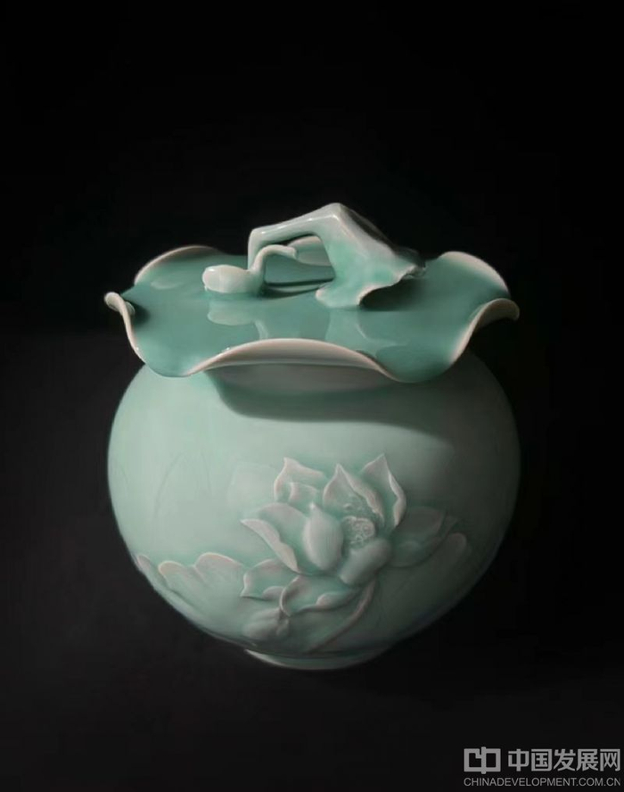色调淡雅造型奇巧雷慧仙国礼瓷作品西湖之夏正式亮相