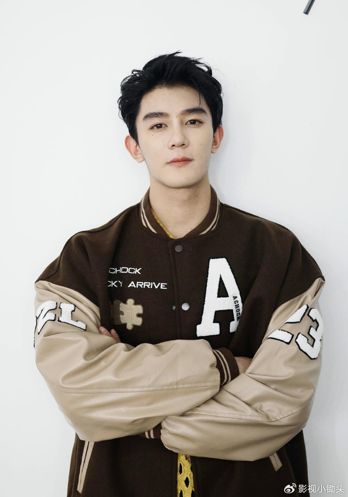 不同于夏之光是唱跳出道饰演凌久时的黄俊捷是演员出道出演电影《青春