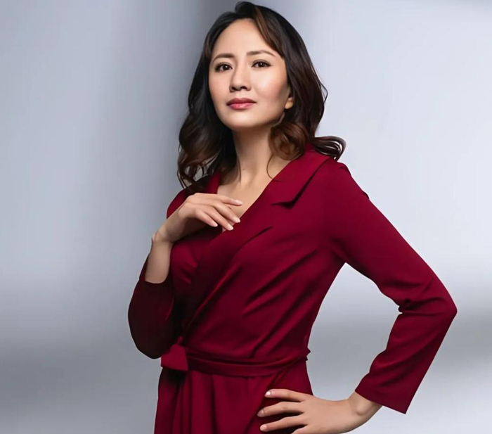 她以大气且具有辨识度的容貌而著称,成为内地娱乐圈中年女演员中备受