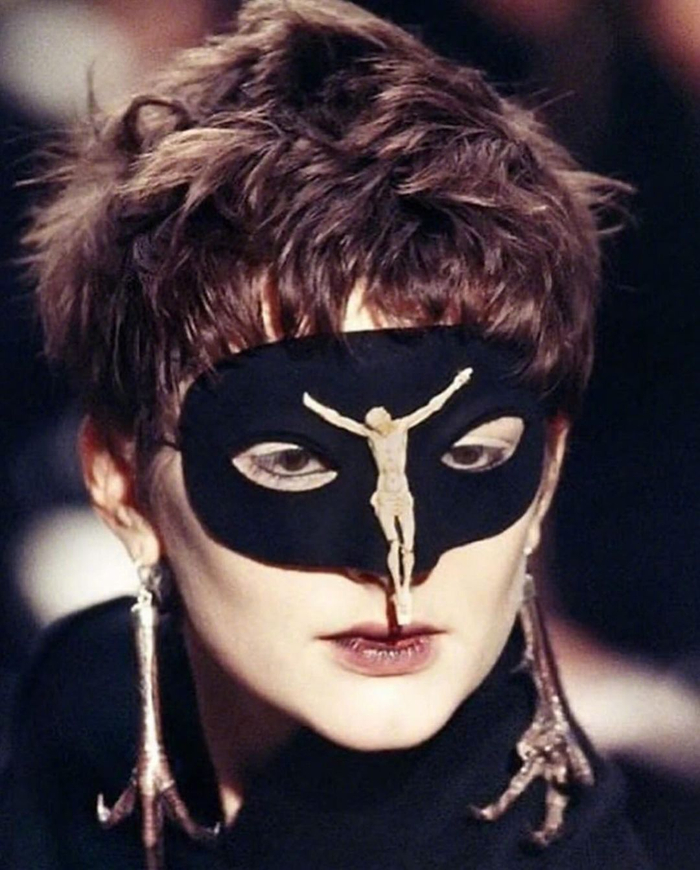 5/ 182024 超级碗,侃爷kanye west戴着alexander mcqueen 1996年秋冬
