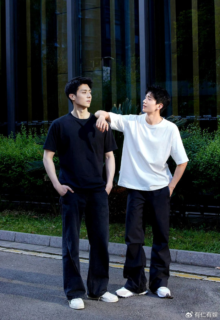 在剧中,他那诱人的肌肉线条和腹肌,在短短几集剧情的攻略下,吸引了大