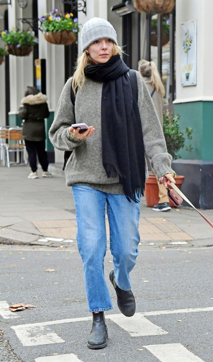 在伦敦外出遛狗的朱迪科默jodiecomer