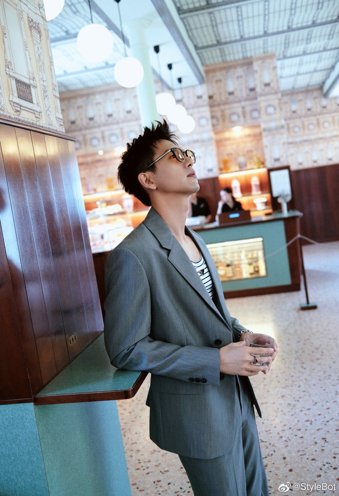 李现* 工作室发布看秀行程新图|李现_新浪新闻