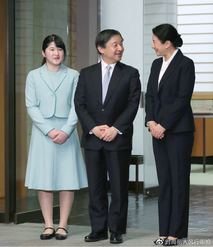 日本天皇一家三口度假！雅子穿西装张嘴大笑太罕见，爱子公主好美__财经头条__新浪财经