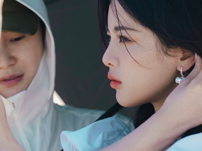 杨超越海边大片一袭白色连衣裙爱心耳环点缀发丝飞扬