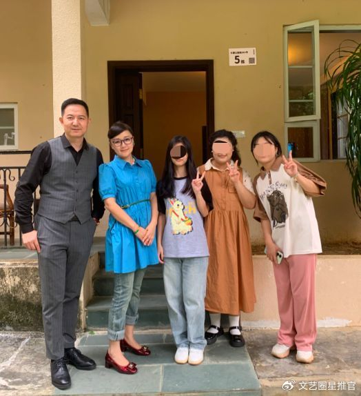 小蓝和凌爸爸15年后重返巴啦啦老房,还是主仆打扮,可惜美琪不在|小蓝