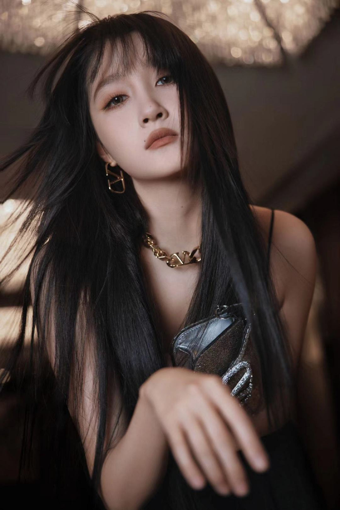 身穿黑色纱裙亮相上海活动齐刘海黑长直妆容魅惑