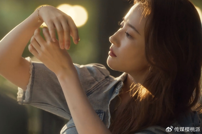 刘亦菲初入职场就拎名包,《玫瑰的故事》爆改亦舒内核,也有穿帮