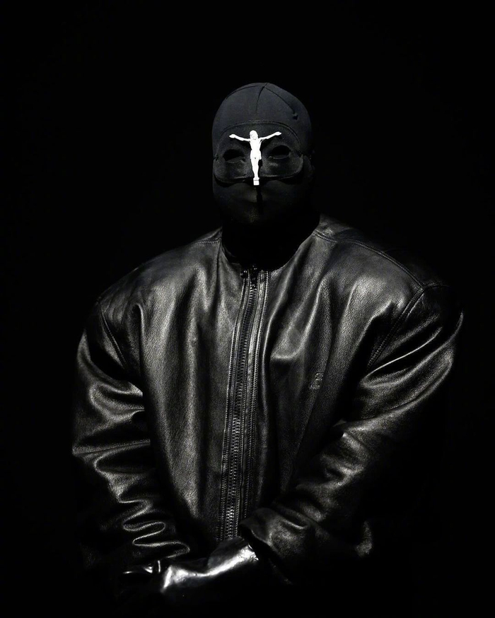 9/ 182024 超级碗,侃爷kanye west戴着alexander mcqueen 1996年秋冬