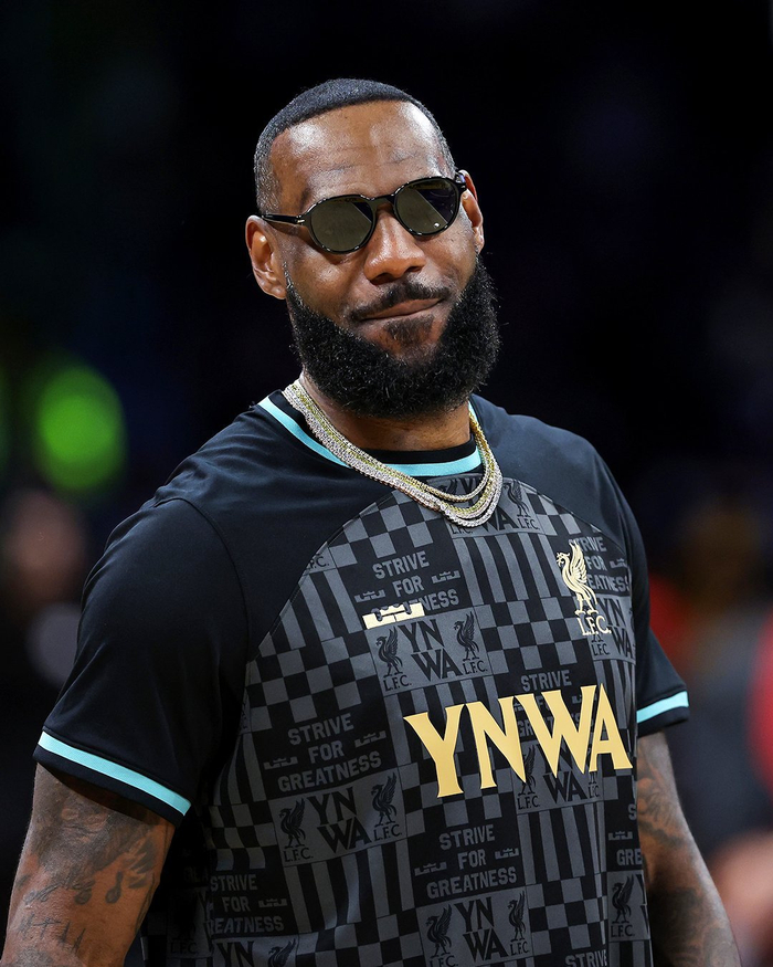 小老板詹姆斯今天身穿与利物浦的新款联名球衣亮相nba赛场