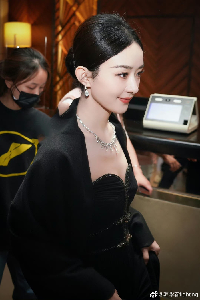 赵丽颖身穿黑色抹胸裙亮相白玉兰提名酒会
