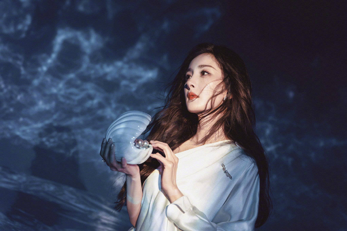 杨幂水波纹大片好美好清透这是深海里的人鱼公主吧