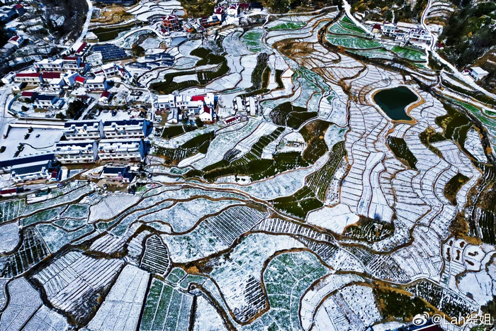 雪后初晴的金寨长岭乡,村庄,田野被薄薄的冰雪覆盖……__财经头条