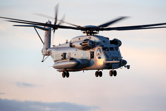 美国海军陆战队员进行夜间野战载机着陆训练|美国海军