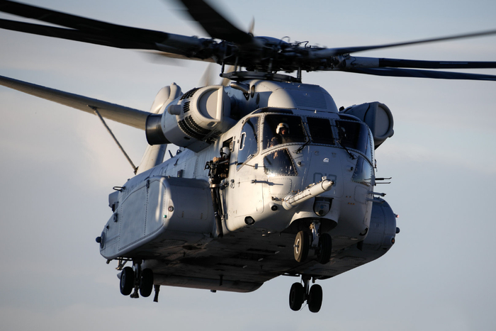 美国海军陆战队员进行夜间野战载机着陆训练|美国海军