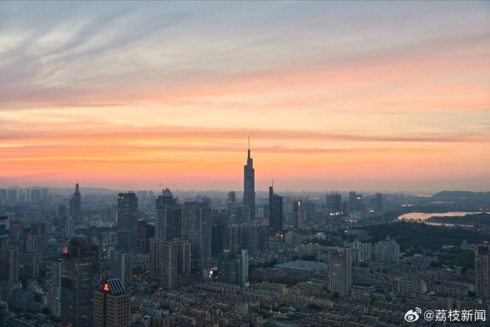 1/ 6今天,江苏南京的晚霞绚烂多姿,仿佛加上了一层绮丽的滤镜,美不胜