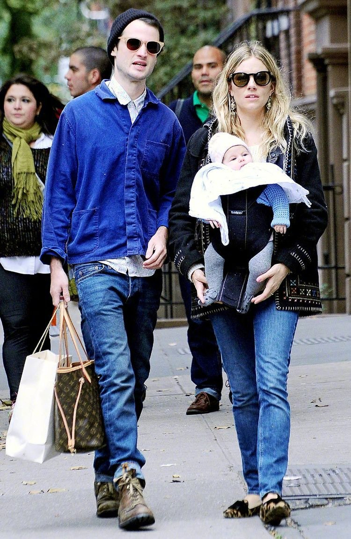 西耶娜·米勒(sienna miller)与女儿marlowe的往日街拍