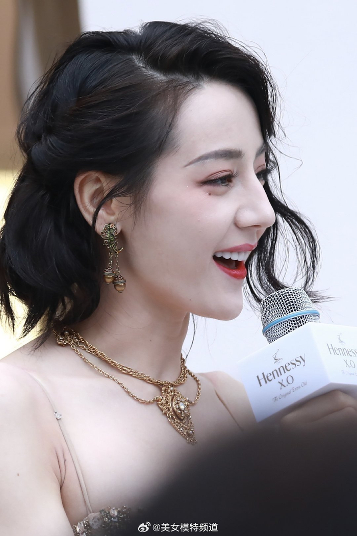 迪丽热巴短发侧颜好美