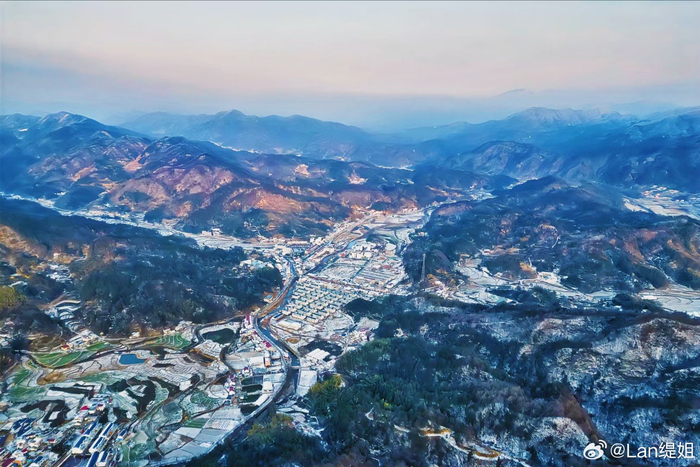 雪后初晴的金寨长岭乡村庄田野被薄薄的冰雪覆盖