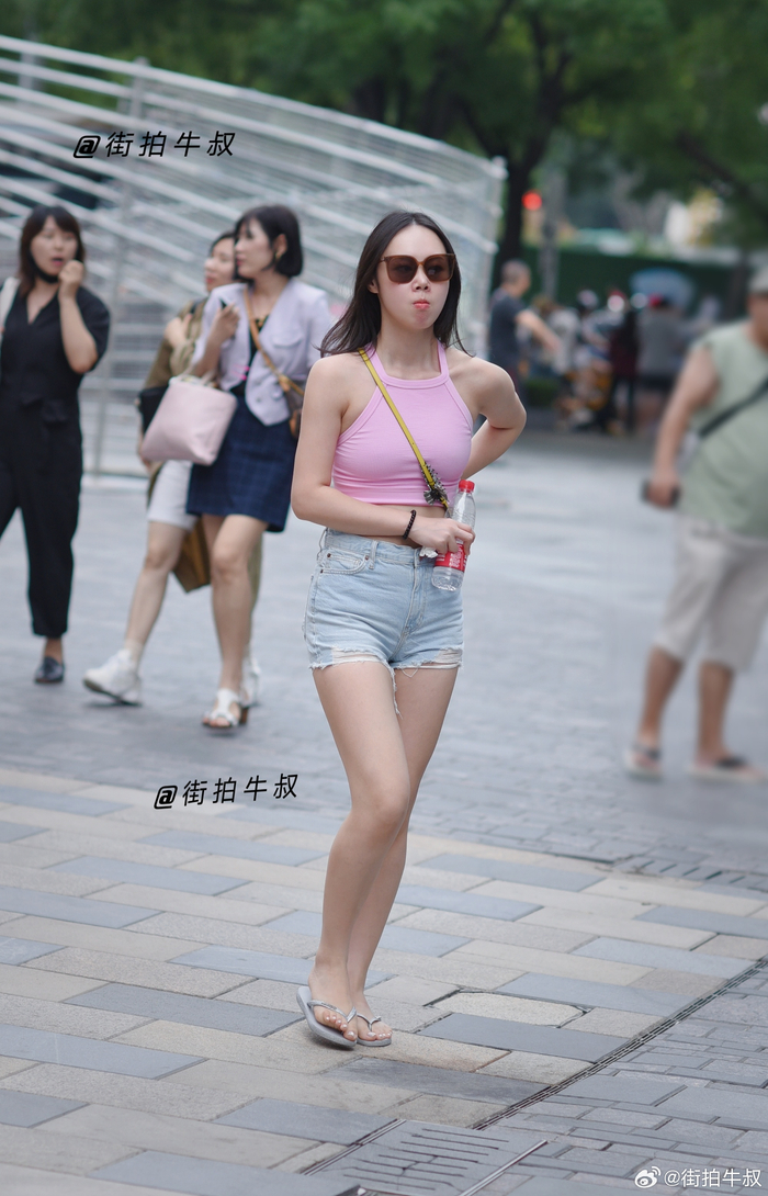 热裤紧身小吊带经典搭配