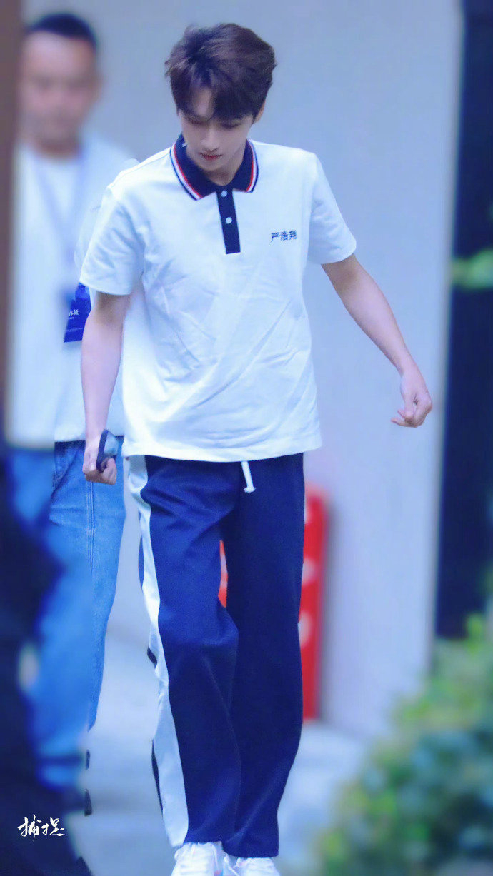 谁懂啊又见男高严浩翔了校园风真的很帅气