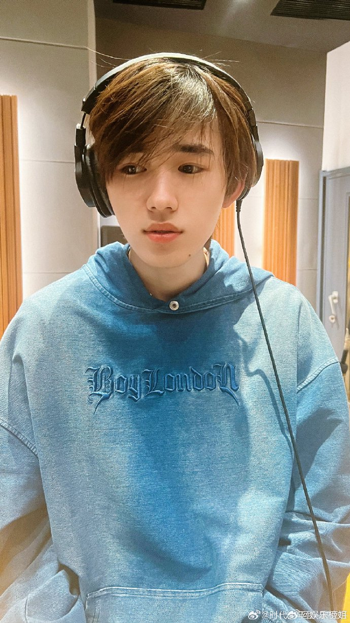 宋亚轩晒出一组录音照这是要有新歌啦