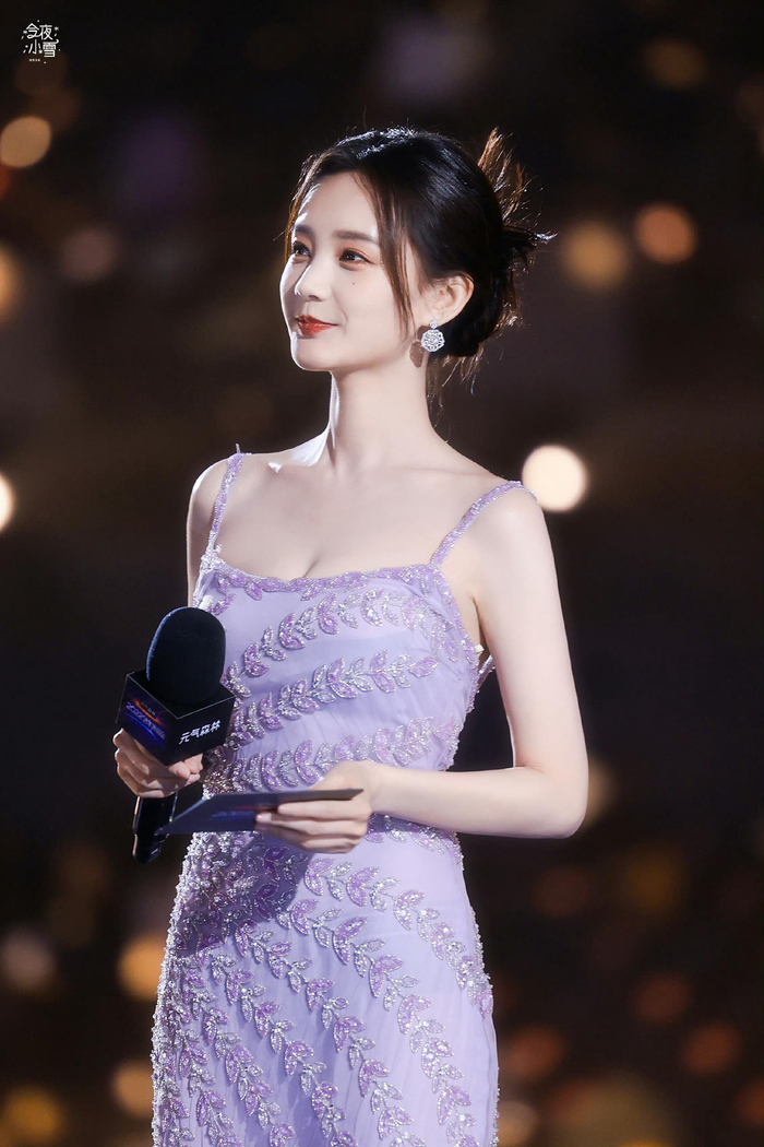 李一桐参加江苏卫视跨年演唱会紫色亮片吊带人鱼裙