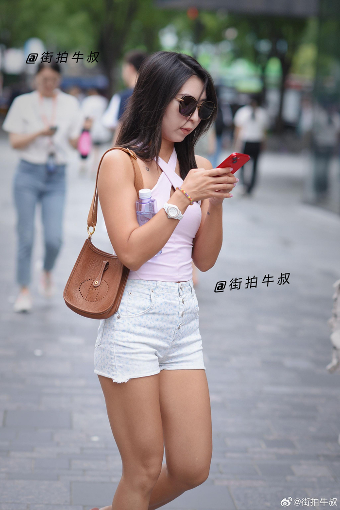 热裤紧身小吊带,经典搭配