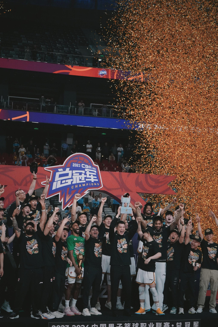 辽宁男篮的冠军颁奖时刻,挑了几张照片修了修,给喜欢的朋友吧