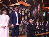 众星用武术招式为袁和平传递奖杯