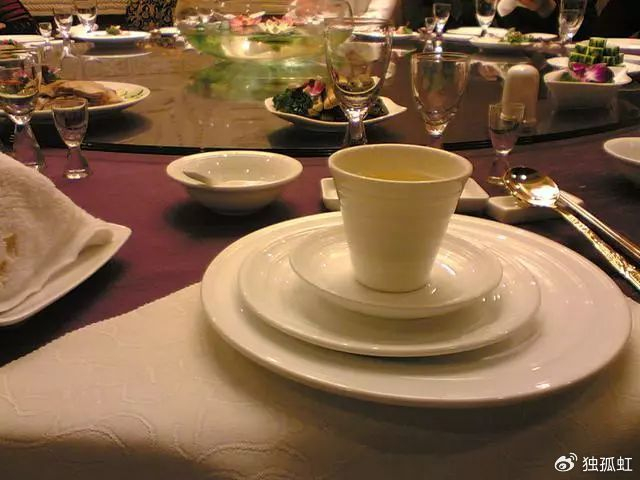 挑人挑事,挑酒挑菜,挑餐厅,挑服务,挑同桌的人,这种人从上桌到散场会