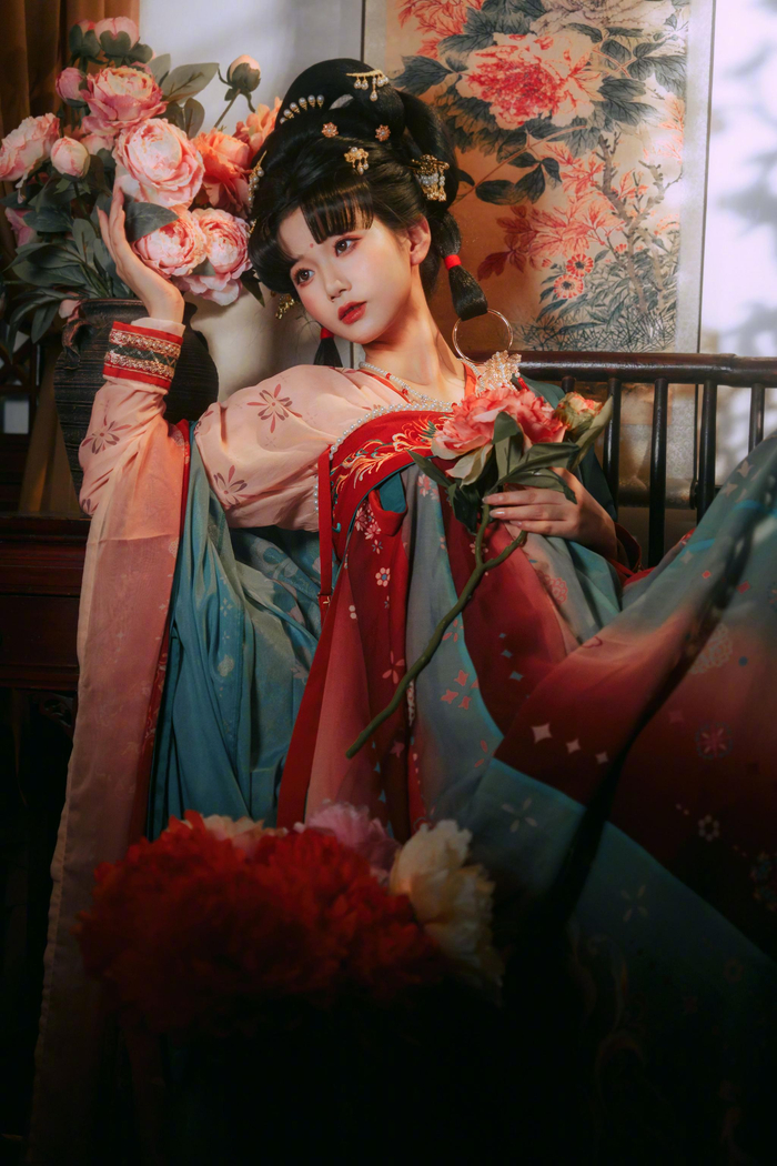 芙蓉不及美人妆